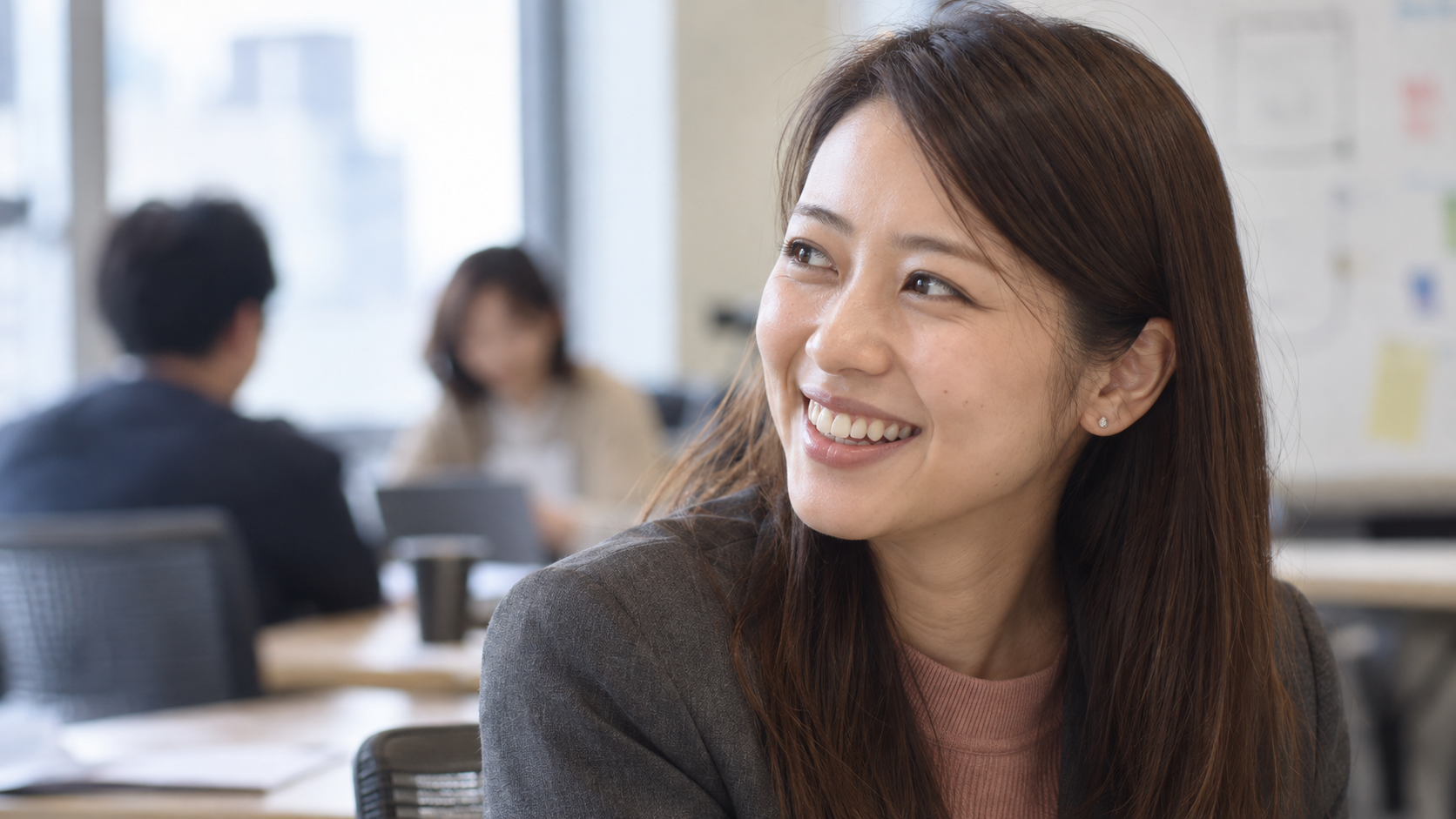 会話の相手を見て自然にほほえむ女性。
