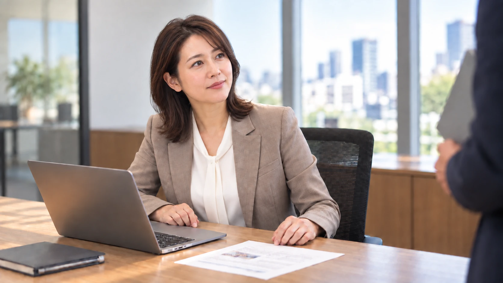同僚の話に耳を傾ける女性管理職